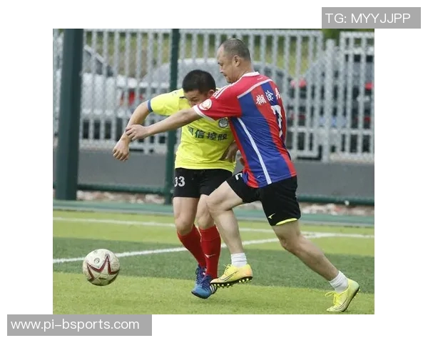 《足球明星爆笑登场：绿茵场上的奇妙冒险与搞怪挑战》